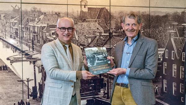 Eerste exemplaar Boek Smallingerland in Oorlogstijd